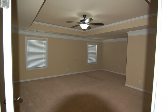 Building Photo - 2145 Manor View