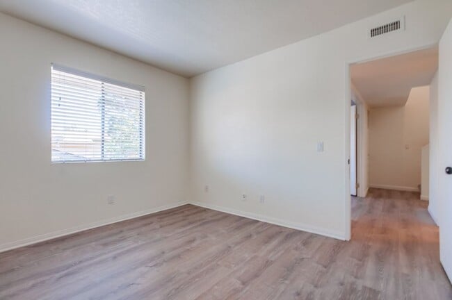 Building Photo - Downtown Vista Townhome, Available Now!