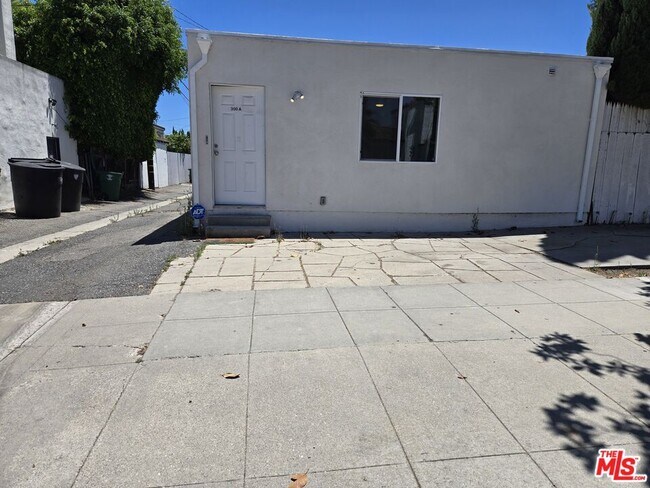 Primary Photo - 300 S La Peer Dr