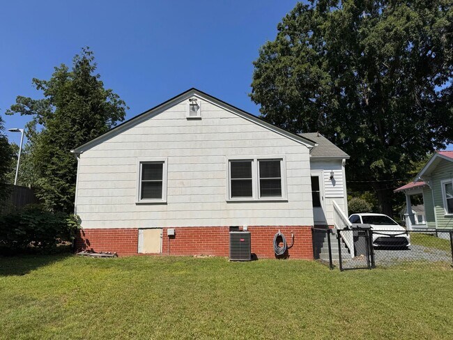 Building Photo - 2 BED, 1 BATH HOME LOCATED A FEW BLOCKS FROM DOWNTOWN ASHEBORO!