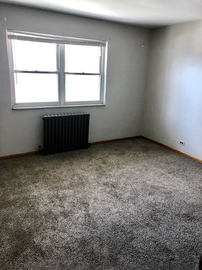 Building Photo - *** Spacious Oakland Apartment * Pet Friendly * Walk to Pitt & CMU * Close to Everything * Renova...