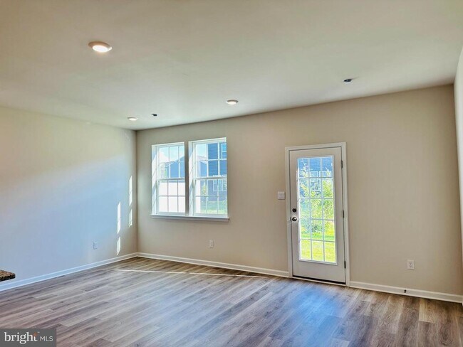 Building Photo - 8 ELEANOR Ln