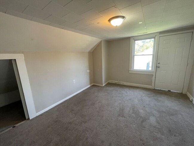 Building Photo - 4 bedroom 2 bath house