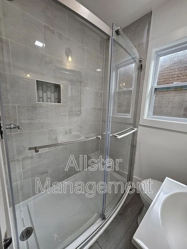 Building Photo - 539 E Cuyahoga Falls Ave