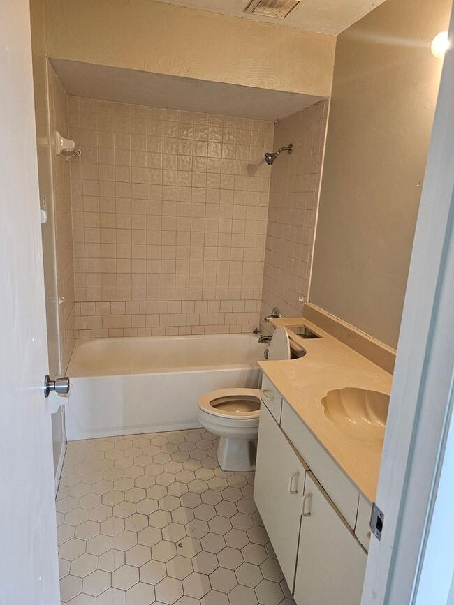 Building Photo - 2 bed 2.5 bath Lake Front Townhouse