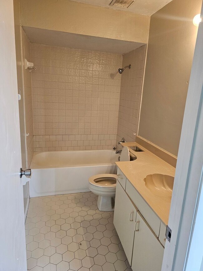 Building Photo - 412 Orange Blossom Dr