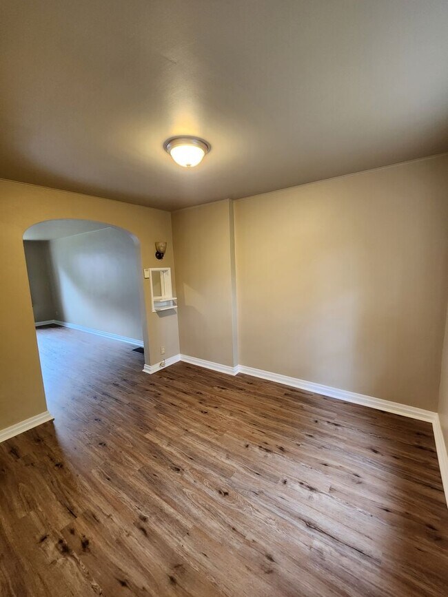 Building Photo - Recently Renovated 3 Bedroom in Harrisburg!