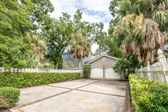 Off-street parking in shared driveway - 175 Wentworth St