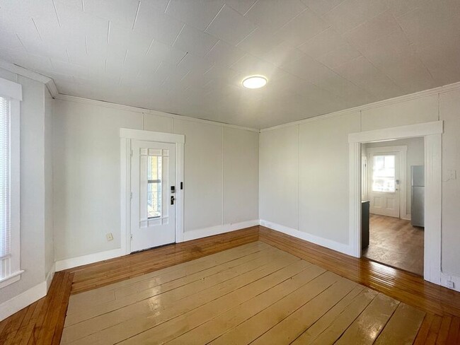 Building Photo - 473 Wilson St