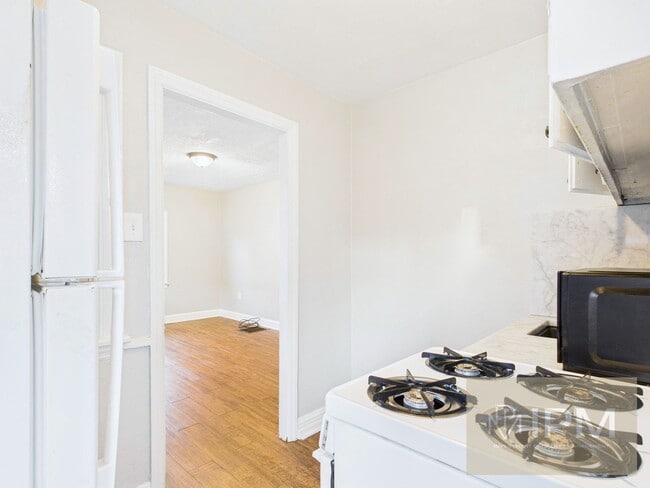 Building Photo - Available Now!!  Charming 2 Bed, 1 Bath Ho...