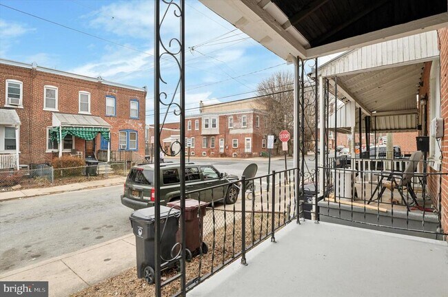 Building Photo - 305 E 22nd St