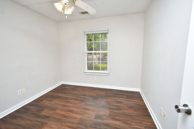 Building Photo - 3544 Mutimer Dr
