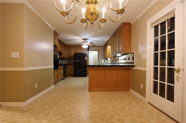 Building Photo - 818 Springlake Rd