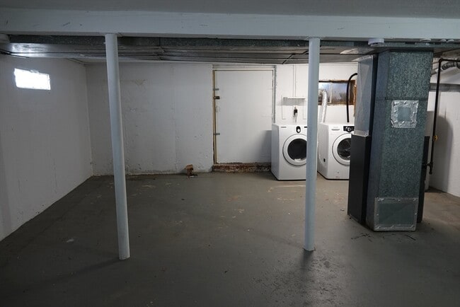 Building Photo - 6 Pondover Rd