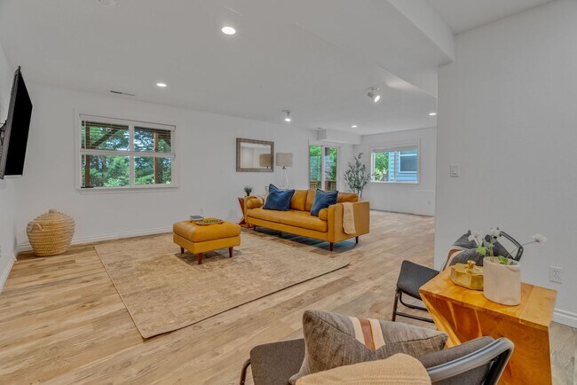 Building Photo - Stunning, spacious 4-bdrm/4-bath in Tigard. Fireplace, massive decks, next to nature