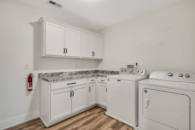 Building Photo - 5001 Dampier Ct