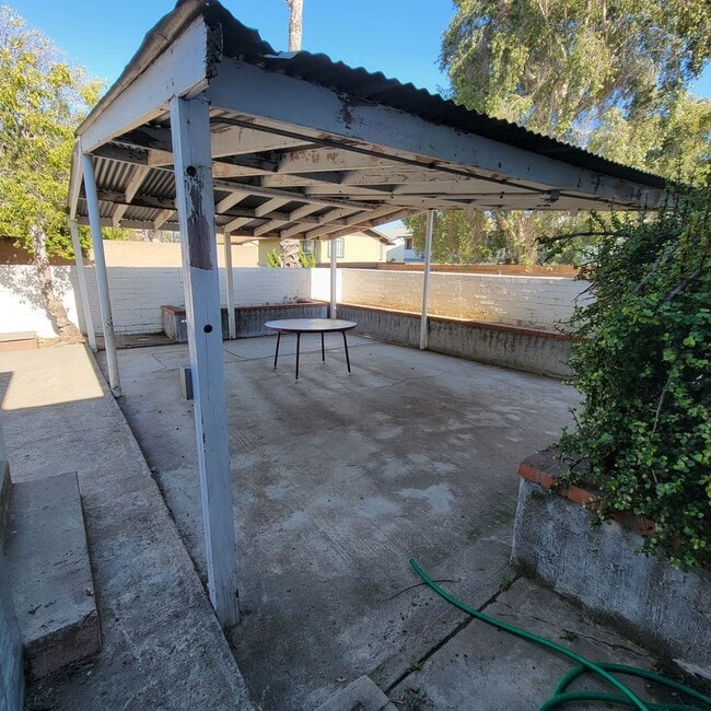 Building Photo - Adorable 2 bed 1.5 bath house with HUGE yard!!