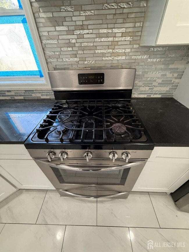 Building Photo - 280 William St