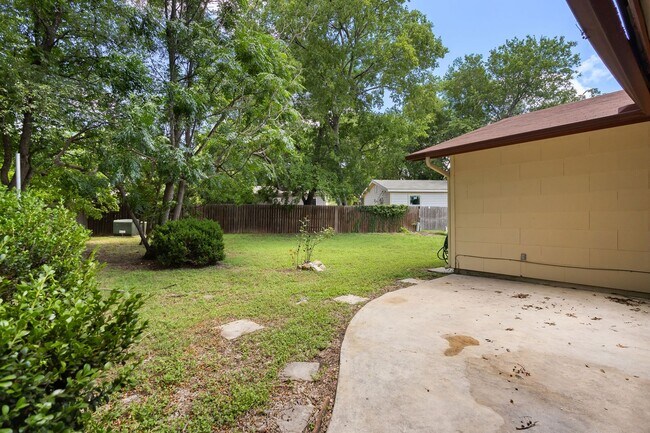 Building Photo - 3 Bedroom/2 Bath Camelot II Subdivision