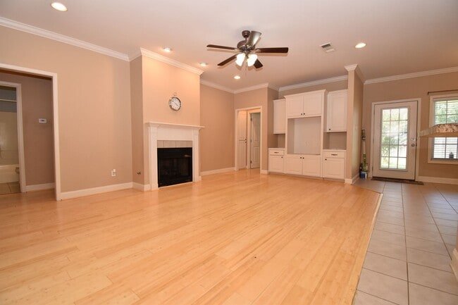 Building Photo - Spacious 3 Bedroom, 2 Bath Home