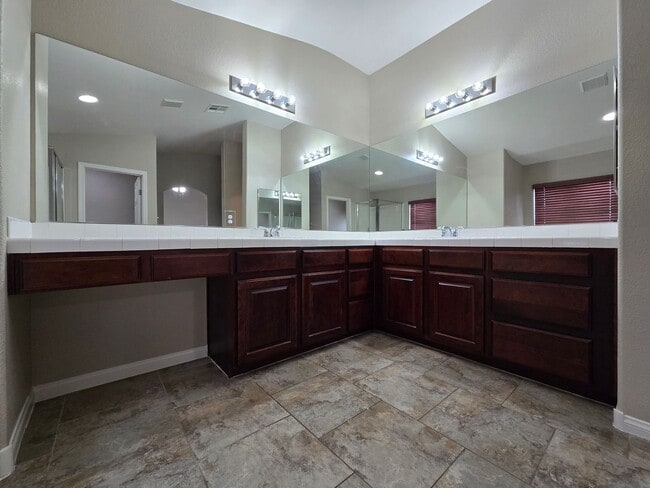 Building Photo - 4 BED, 2 1/2 BATH, 2 STORY HOME!!