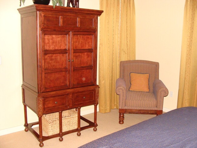 Building Photo - 3 bedroom 2 bath furnished condo