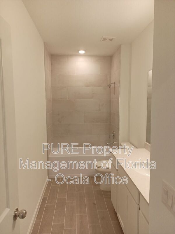 Building Photo - 3429 NE 40th St