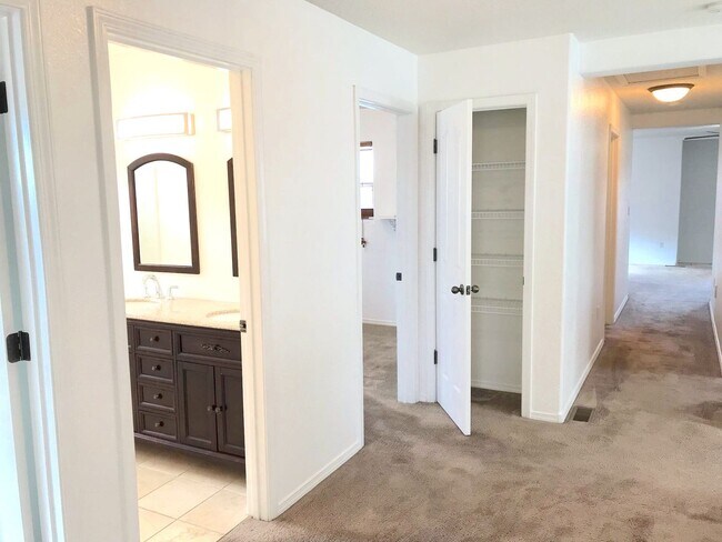 Building Photo - Spacious 4 bedroom Northern Meadows Home with Refriderated Air!