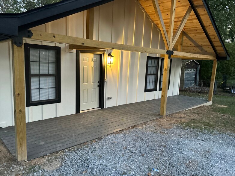 Front of house 4 - 421 High Point Rd