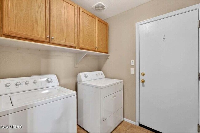 Building Photo - 42059 W Cheyenne Dr