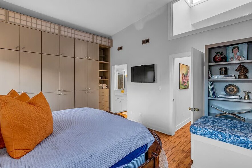 Building Photo - 121 S Main St