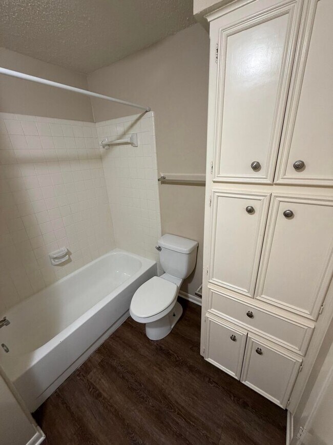 Building Photo - 2/2 with backyard (llarda)