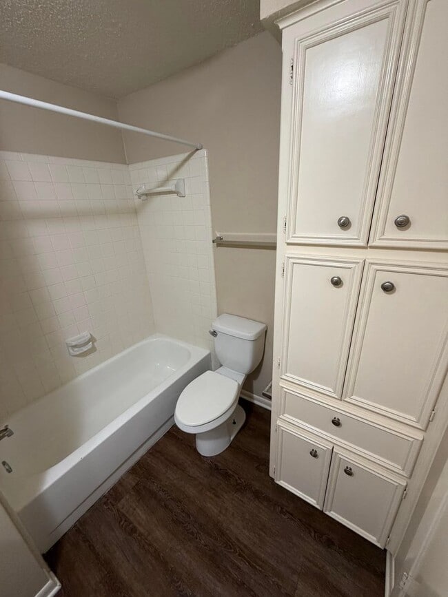 Building Photo - 3/2 with backyard (llarda)