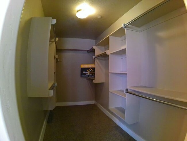 Building Photo - 3 bdrm 2 1/2 bth TownHome 2 Car Garage-Dog...