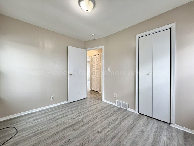 Building Photo - Newly Updated 2 Bed Ranch with Private Backyard