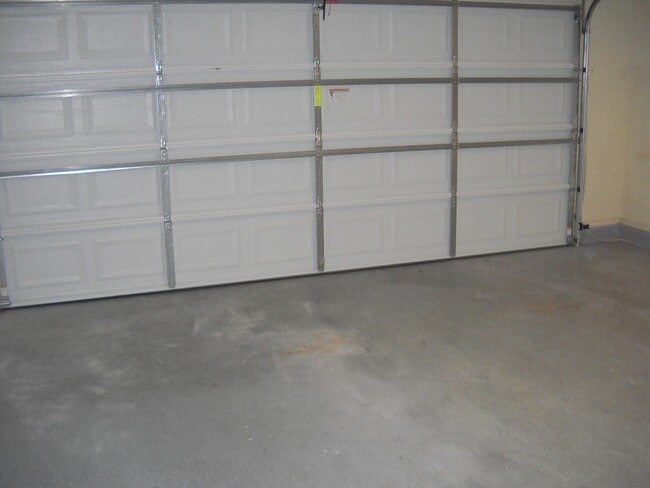 Building Photo - 2210 S Iris Dr