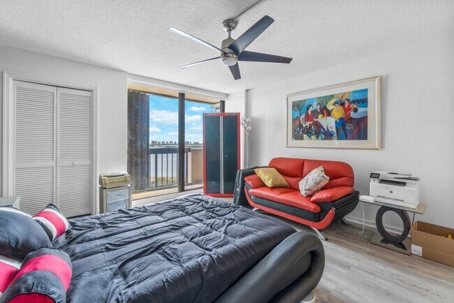 Building Photo - 108 Lakeshore Dr