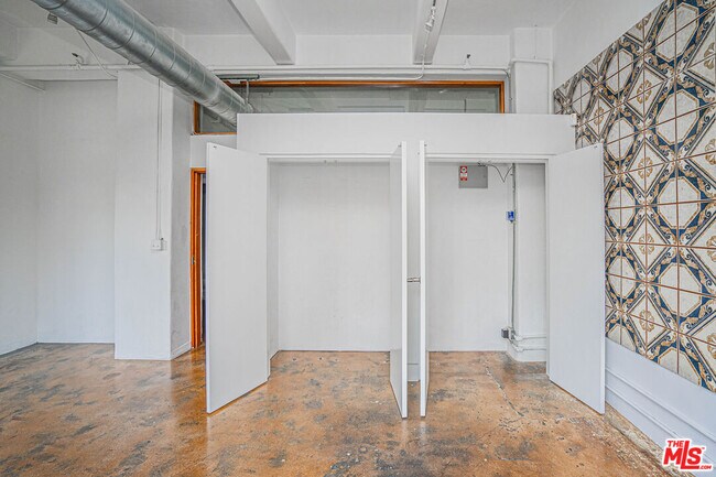 Building Photo - 812 S Spring St