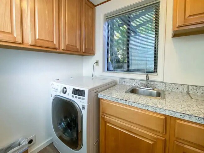Building Photo - 2 Bed, 1 Bath in the Irvington Neighborhood!