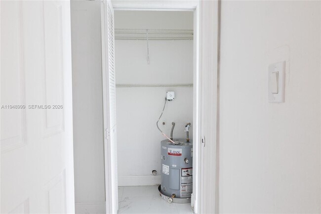 Building Photo - 979 SW 10th St