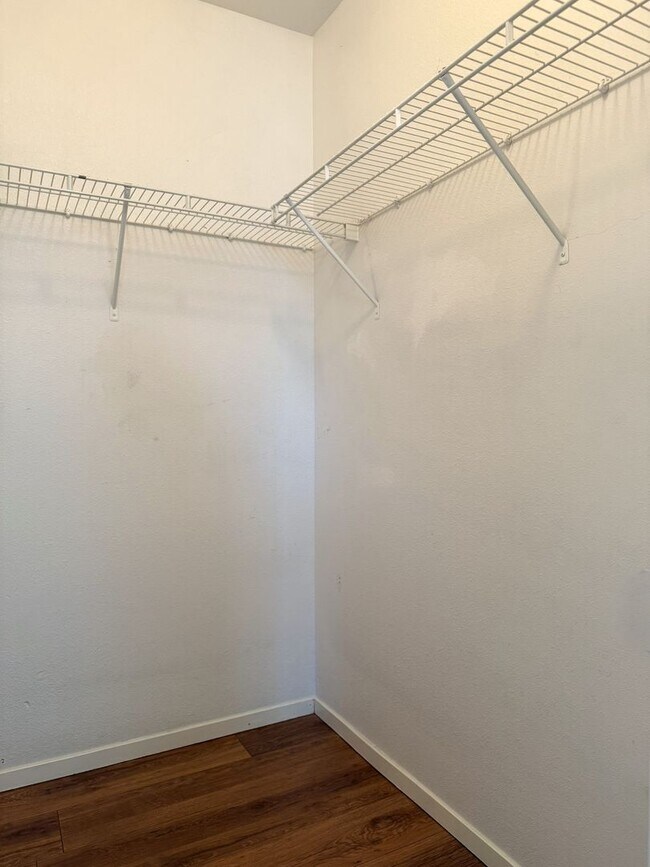 Building Photo - Don’t Miss Out on this 3/2.5 home