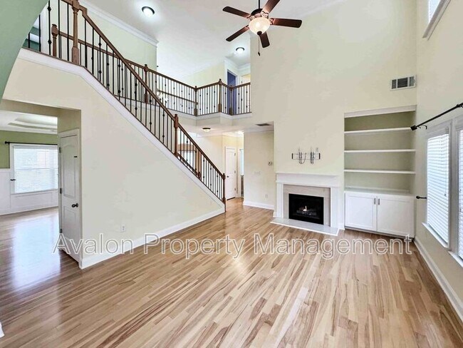 Building Photo - 2435 Manor View