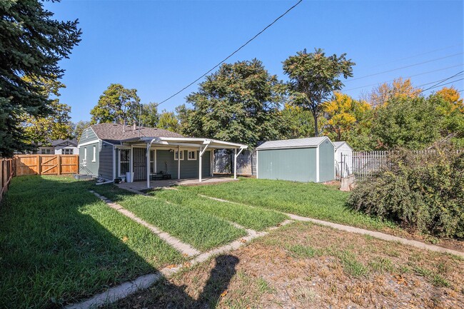 Building Photo - Spacious 2 bedroom with large den in the h...