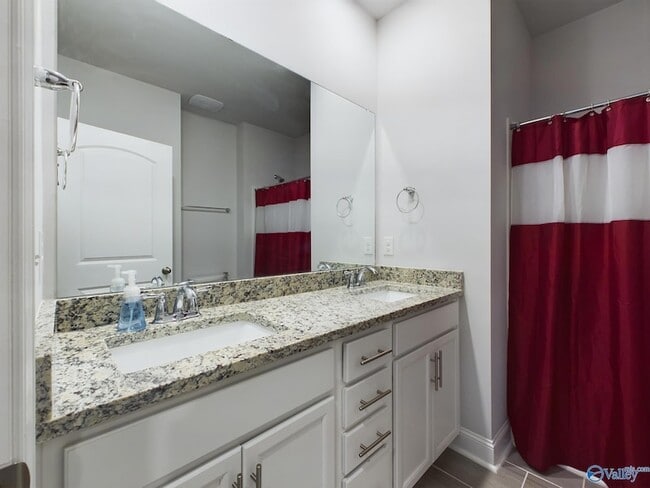 Building Photo - 219 Maureen Dr SW