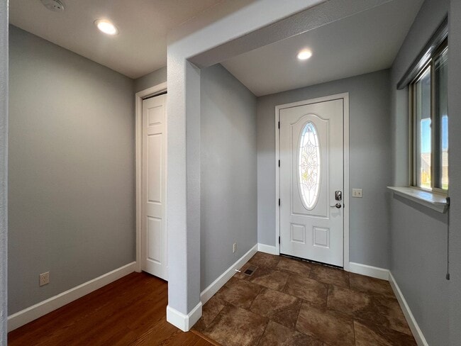 Building Photo - FANTASTIC 2 STORY HOME, 3 bedroom, 2.5 bat...
