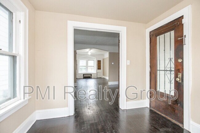 Building Photo - 888 Evangeline Rd