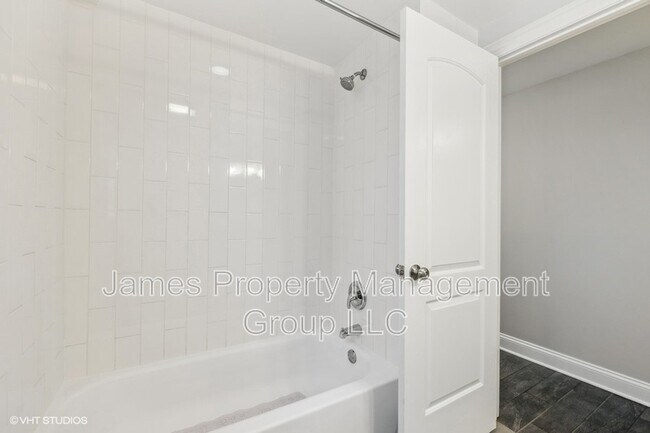 Building Photo - 3940 N Narragansett Ave