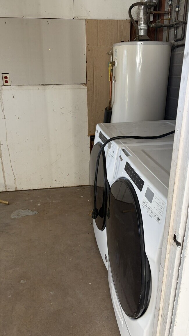 Building Photo - Mid-Century Dream with Beautiful POOL !!!