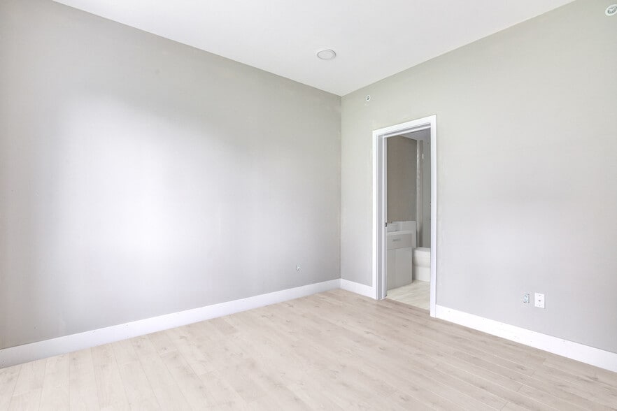 Building Photo - 1952 Bryn Mawr Ave