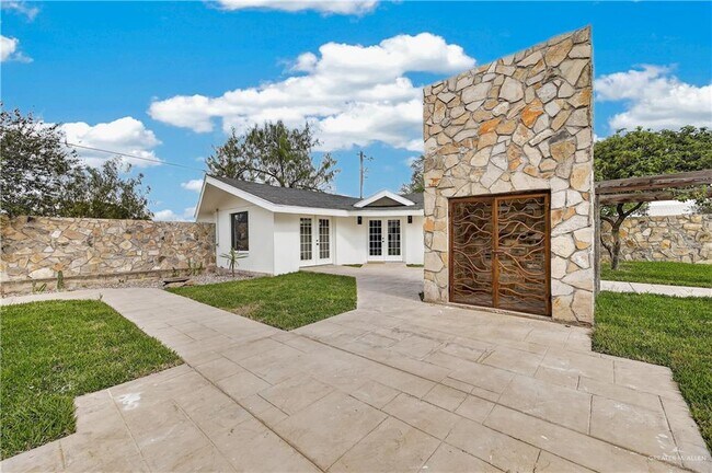 Building Photo - 12303 Lakeview Dr
